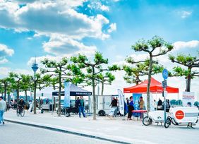 Stände beim Rad-Aktionstag 2025 am Rathausufer