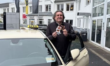 Fahrer von Taxi Düsseldorf mit Kondompostkarten © Gesundheitsamt Düsseldorf
