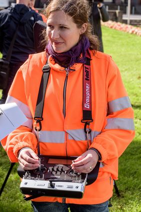 Annika Kristin Stötzel steuert die Drohne des Vermessungs- und Katasteramtes. Foto: Uwe Schaffmeister