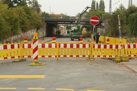 Die Arbeiten zur Tieferlegung der Bamberger Straße haben begonnen. Sie laufen bis Ende 2020. Die Kosten von 11 Millionen dafür teilen sich Landeshauptstadt, Land und die Konecranes GmbH. Foto: David Young