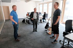 Oberbürgermeister Thomas Geisel (Mitte) am 29.07.2020 beim Besuch des Startups FoxBase mit CEO Carsten Dolch (links) und CEO Benjamin Dammertz (rechts); Foto: Michael Gstettenbauer