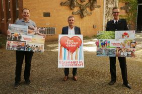 (v.l.) Jacques Tilly, Oberbürgermeister Thomas Geisel und Bastian Heckmann, stellvertretender Sprecher der Freiwilligen Feuerwehr Düsseldorf, bei der Pressekonferenz zur Digitalen Düsseldorfer Ehrenamtsmesse am 22. August