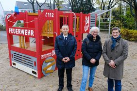Der neue Feuerwehrspielplatz am Dillenburger Weg wurde von (v.r.) Dezernent Christian Zaum, Ulrike Volmer (Leiterin Objektplanung Gartenamt) und Carsten Hahn (stellv. Amtsleiter Feuerwehr Düsseldorf) eröffnet