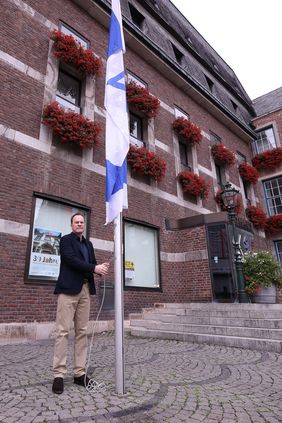 Oberbürgermeister Dr. Stephan Keller hisst die israelische Flagge vor dem Rathaus als Zeichen der Solidarität der Landeshauptstadt Düsseldorf mit Israel nach dem Angriff der islamistischen Hamas, Foto: David Young.