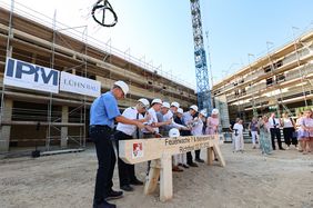 Richtfest für den Neubau der Feuer- und Rettungswache 7 und den zentralen Betriebshof Süd des Garten-, Friedhofs- und Forstamtes am Mittwoch, 2. Juli 2025, an der Werstener Friedhofstraße 70-72. Foto: Melanie Zanin