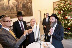 Bürgermeister Josef Hinkel in Vertretung von Oberbürgermeister Dr. Stephan Keller und Mitglieder der Jüdischen Gemeinde Düsseldorf haben anlässlich des jüdischen Lichterfestes Chanukka am Mittwoch, 17. Dezember 2025, im Rathaus Kerzen angezündet. Foto: Lammert