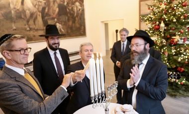 Bürgermeister Josef Hinkel in Vertretung von Oberbürgermeister Dr. Stephan Keller und Mitglieder der Jüdischen Gemeinde Düsseldorf haben anlässlich des jüdischen Lichterfestes Chanukka am Mittwoch, 17. Dezember 2025, im Rathaus Kerzen angezündet. Foto: Lammert