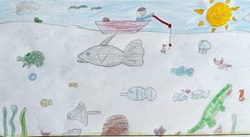 Eine Buntstiftzeichnung: Auf dem Meer ist ein kleines Boot zu sehen, von dem aus eine Person angelt. Unter der Wasseroberfläche tummeln viele verschiedene Fische, ein großer Hai, eine Schildkröte und ein Krokodil 