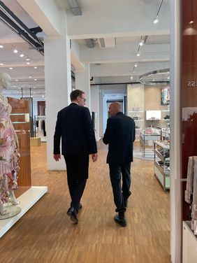 Oberbürgermeister Dr. Stephan Keller wird von Frank Bergmann, dem Managing Director von Guess Deutschland GmbH, im Showroom begrüßt. © Wirtschaftsförderung Düsseldorf 