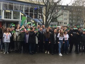 OB Geisel, Schuldezernent Burkhard Hintzsche und Prominente aus der Kunst- und Bloggerszenebesuchten die Schülerinnen und Schüler der Werner-von-Siemens-Realschule am bundesweiten Safer Internet Day. Foto: Herden