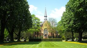 Die Führung "Der Nordfriedhof im Spiegel der Stadtgeschichte" startet an der Kapelle am Haupteingang. Foto Gartenamt