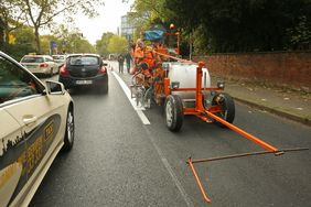 Die Markierungen für die neue Fahrradspur auf der Fischerstraße wurden am Montag, 14. Oktober, angebracht. Fotos: David Young