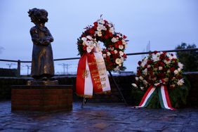 Im Rahmen des Gedenkens fand am Montag, 16. Dezember, eine Kranzniederlegung in der Düsseldorfer Altstadt am Mahnmal "Ehra", Rheinort, am alten Hafenbecken, statt; Foto: Ingo Lammert