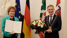 Oberbürgermeister Thomas Geisel überreichte der Düsseldorferin Gisela Timpe-Rottwilm das Verdienstkreuz im Rahmen eines Empfangs im Rathaus. Foto:Wilfried Meyer