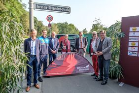 Das neue Schild "Borussia-Düsseldorf-Straße" ist enthüllt: OB Thomas Geisel mit Vertretern der Borussia und Unterstützern der außergewöhnlichen Würdigung des deutschen Tischtennis-Rekordmeisters.