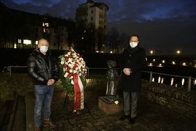 Gedachten am Mahnmal Ehra der Sinti und Roma Europas, die Opfer des nationalsozialistischen Völkermords wurden: Oberbürgermeister Dr. Stephan Keller (re.) und Roman Franz, Vorsitzender des Landesverbands NRW Deutscher Sinti und Roma. Fotos: Lammert