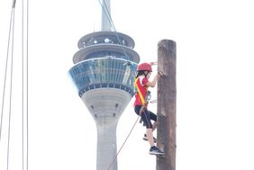 Hinauf zum Pfahlsprung - eine der vielen Attraktionen beim Olympic Adventure Camp 2022 am Apollo-Platz, © Landeshauptstadt Düsseldorf/Michael Gstettenbauer