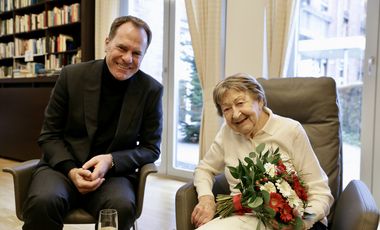 Oberbürgermeister Dr. Stephan Keller besuchte Vera Stepanek an ihrem Ehrentag und gratulierte ihr im Namen der Landeshauptstadt zum 101. Geburtstag. Fotos: Lammert
