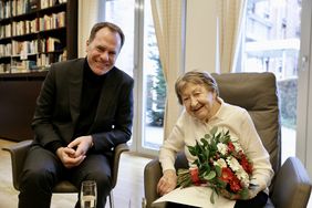 Oberbürgermeister Dr. Stephan Keller besuchte Vera Stepanek an ihrem Ehrentag und gratulierte ihr im Namen der Landeshauptstadt zum 101. Geburtstag. Fotos: Lammert