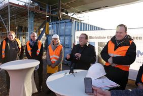 Stellten Einzelheiten zum Baufortgang an der Stadtbahn U81 vor: Oberbürgermeister Dr. Stephan Keller, Landesverkehrsminister Oliver Krischer, Gabriele Matz, VRR, Klaus Klar, Rheinbahn, und Mobilitätsdezernent Jochen Kral (v.r.). Foto: Ingo Lammert