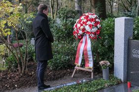 Oberbürgermeister Dr. Stephan Keller hat am Donnerstag, 30. November, einen Kranz auf dem Gerresheimer Waldfriedhof zum 20. Todestag von Aloys Odenthal niedergelegt. Foto: Michael Gstettenbauer