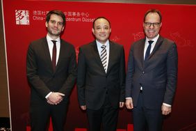 V.r.: OB Dr. Stephan Keller, Haitao Chang, stellv. GK der VR China in Düsseldorf, und Paul Höller, Staatssekretär im Ministerium für Wirtschaft, Industrie, Klimaschutz und Energie des Landes NRW. Foto: David Young