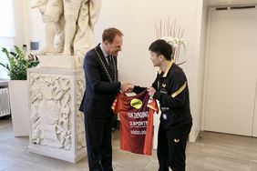 Fan Zhendong (r.) überreichte Oberbürgermeister Dr. Stephan Keller ein Borussia-Trikot im Rahmen des Empfangs im Jan-Wellem-Saal des Düsseldorfer Rathauses, Fotos: Lammert