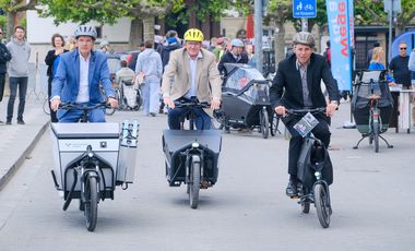 Mobilitätsdezernent Jochen Kral, Gregor Berghausen, Hauptgeschäftsführer IHK Düsseldorf, und Andreas Ehlert, Präsident HWK Düsseldorf, haben den Rad-Aktionstag am Rheinufer eröffnet und ausgestellte Lastenrad-Modelle © Landeshauptstadt Düsseldorf/Michael Gstettenbauer