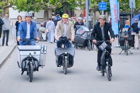 Mobilitätsdezernent Jochen Kral, Gregor Berghausen, Hauptgeschäftsführer IHK Düsseldorf, und Andreas Ehlert, Präsident HWK Düsseldorf, haben den Rad-Aktionstag am Rheinufer eröffnet und ausgestellte Lastenrad-Modelle © Landeshauptstadt Düsseldorf/Michael Gstettenbauer