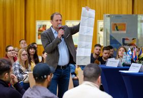 Christian Zehlen hat die Podiumsdiskussion moderiert und vorab einen Stimmzettel für die Europawahl gezeigt. Foto: Uwe Schaffmeister