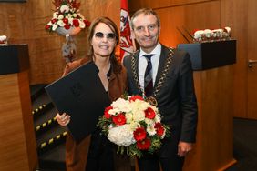 Oberbürgermeister Thomas Geisel überreichte den mit 10.000 Euro dotierten Filmpreis im Rahmen eines Festaktes im Plenarsaal des Rathauses an die Regisseurin und Drehbuchautorin Caroline Link; Foto: Melanie Zanin