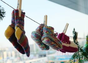 Mehr als 18.000 Söckchen haben die Seniorinnen und Senioren bereits für die "Düsselbabys" gestrickt. Foto: Wilfried Meyer