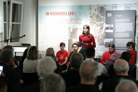 Unter dem Titel "…und an einem Tag haben unsere Eltern geweint" gestalteten Schülerinnen und Schüler des Friedrich-Rückert-Gymnasiums eine Lesung aus Interviews mit Düsseldorfer Sinti-Überlebenden; Foto: Ingo Lammert