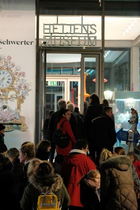 Großes Interesse: Vor den einzelnen Häusern bildeten sich zeitweise Besucherschlangen, wie hier vor dem Hetjens; Foto: Michael Gstettenbauer