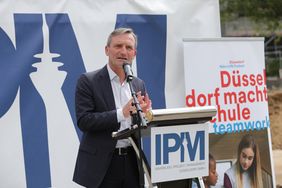 Oberbürgermeister Thomas Geisel spricht bei der Grundsteinlegung ein Grußwort und unterstreicht dabei, dass die Schulbau-Offensive trotz der Corona-Pandemie planmäßig vorangeht. Foto: Ingo Lammert