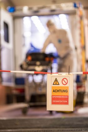 Eine Rettungswagenbesatzung bei der Desinfektion der Rettungsmittel auf dem Einsatzfahrzeug; alle Fotos: Feuerwehr Düsseldorf