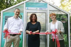 Die Anlage wurde offiziell von (v. r.) Aquazoo-Direktor Dr. Jochen Reiter, Umweltdezernentin Helga Stulgies und Sandra Honigs, Leiterin der Zucht- und Schutzstation für Amphibien, eröffnet; Foto: David Young