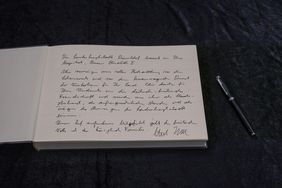 Gemeinsam mit dem britischen Generalkonsulat hat die Stadt im Foyer des Rathauses ein Kondolenzbuch ausgelegt. Dies wird auch am Wochenende zugänglich sein. Foto: Landeshauptstadt Düsseldorf/Michael Gstettenbauer