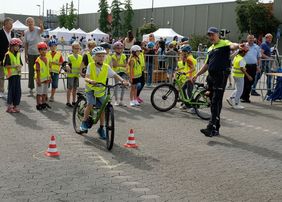 Fahrradfahren will gelernt sein! Am anspruchsvollen Parcours der Verkehrssicherheitstage konnten die Schüler der Sternwartschule ihr Können unter Beweis stellen. Foto: Wilfried Meyer 