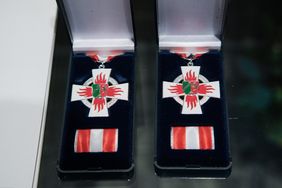 Das Feuerwehr-Ehrenzeichen in Gold für 35-jährige Zugehörigkeit erhielt eine Einsatzkraft, weitere sechs das Ehrenzeichen in Silber für 25-jährige Zugehörigkeit zur Freiwilligen Feuerwehr, Foto: Gstettenbauer