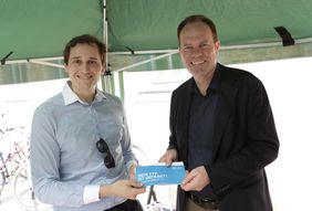 Oberbürgermeister Dr. Stephan Keller (r.) hat sich am Mittwoch, 20. August 2025, von Assistenzarzt Peter-Martin Bruch registrieren lassen. Foto: Landeshauptstadt Düsseldorf/Ingo Lammert