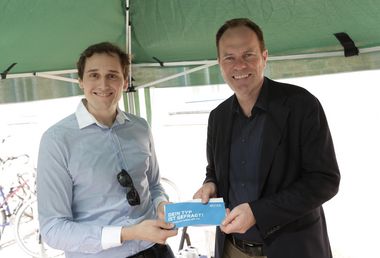 Oberbürgermeister Dr. Stephan Keller (r.) hat sich am Mittwoch, 20. August 2025, von Assistenzarzt Peter-Martin Bruch registrieren lassen. Foto: Landeshauptstadt Düsseldorf/Ingo Lammert