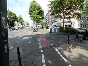 Foto von der Einmündung der Engerstraße auf die Grafenberger Allee vor der Umbaumaßnahme für den Rad- und Fußverkehr.