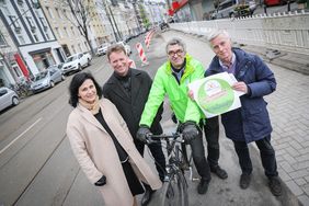 Verkehrsdezernentin Cornelia Zuschke, Ingo Pähler, Leiter Amt für Verkehrsmanagement, Steffen Geibhardt, Radverkehrsbeauftragter im Amt für Verkehrsmanagement, und Bauleiter Norbert Schürmann