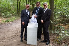 Erinnerungstafel wurde feierlich durch (v. l.) OB Thomas Geisel, Bezirksbürgermeister Karsten Kunert und Dr. Oded Horowitz, Vorstandsvorsitzender des Landesverbandes Jüdischer Gemeinden von Nordrhein, enthüllt. Foto: Uwe Schaffmeister