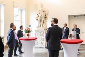 Bürgermeister Wolfgang Scheffler empfing die chinesischen Gäste im Jan-Wellem-Saal des Rathauses. Foto: Melanie Zanin