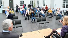 Anlässlich des 30. Jahrestags der Deutschen Einheit hat eine Delegation aus Chemnitz die Landeshauptstadt Düsseldorf besucht. Die Gäste aus der Partnerstadt nahmen auch am Podiumsgespräch im Maxhaus  teil.
