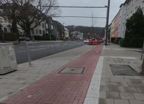 Die Einmündung der Irmgardstraße in die Grafenberger Allee kann durch die Aufpflasterung vom Rad- und Fußverkehr ab sofort sicher und bequem gekreuzt werden. Foto: Amt für Verkehrsmanagement