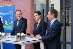 Talkrunde im Rathaus-Innhof beim "Düsseldorfer Abend" mit Oberbürgermeister Dr. Stephan Keller (l.), EURO 2024-Botschafterin Celia Šašić und Turnierdirektor Philipp Lahm; Fotos: Gstettenbauer 