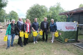 Nahmen das erste Fass in Betrieb (v.r.): Amtsleiterin Doris Törkel, Umweltdezernent Jochen Kral, Julien Peine (Gartenamt), Renate Böhm, Susanne Hummen (beide Pro Düsseldorf) und Katja Lother (Werkstatt für angepasste Arbeit); Fotos: Gstettenbauer 